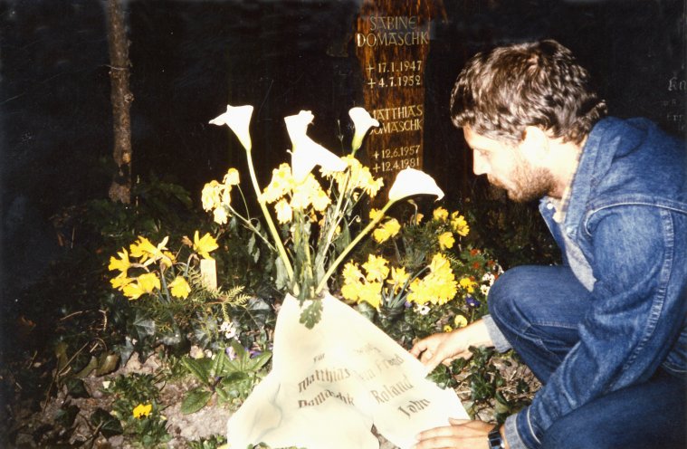 April 1985, Nordfriedhof von Jena: Roland Jahn besucht während seines illegalen Aufenthalts in der DDR auch das Grab von Matthias Domaschk. Den Kranz hat Gerold Hildebrand für ihn gekauft und bereits aufs Grab gelegt. Quelle: Robert-Havemann-Gesellschaft/Rüdiger...