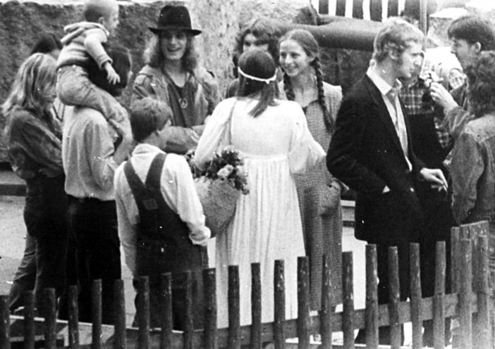 Die Stasi feiert mit: Hochzeitsgäste von Johanna und Roman Kalex auf einem Observationsfoto (1982). Quelle: Bundesarchiv / Stasi-Unterlagen-Archiv