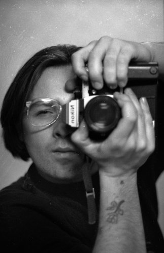 Aram Radomski mit Kamera: Selbstporträt aus den 1980er Jahren. Quelle: Robert-Havemann-Gesellschaft