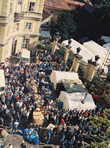 DDR-Flüchtlinge in der Botschaft der Bundesrepublik in Prag (1. Oktober 1989). Quelle: REGIERUNGonline/Seebode