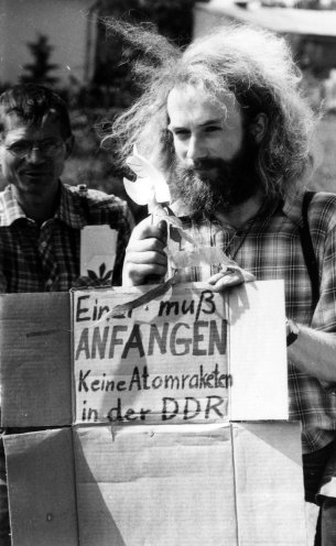 Rainer Müller beteiligt sich als Mitglied der Umweltgruppe aus Borna am Olof-Palme-Friedensmarsch. Hier auf dem Abschnitt vom KZ Ravensbrück zum KZ Sachsenhausen Anfang September 1987. Quelle: Robert-Havemann-Gesellschaft/Rolf Walther/RHG_Fo_HAB_18031