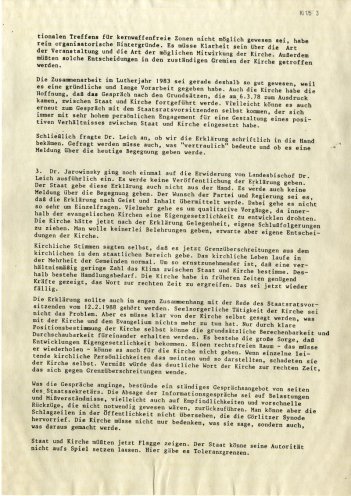 Beim Friedensgebet am 5. September 1988 in der Nikolaikirche verteilen Mitglieder des Arbeitskreises Gerechtigkeit das Protokoll eines Treffens zwischen Landesbischof Werner Leich und dem Politbüromitglied Werner Jarowinsky. SED-Mann Jarowinsky fordert...