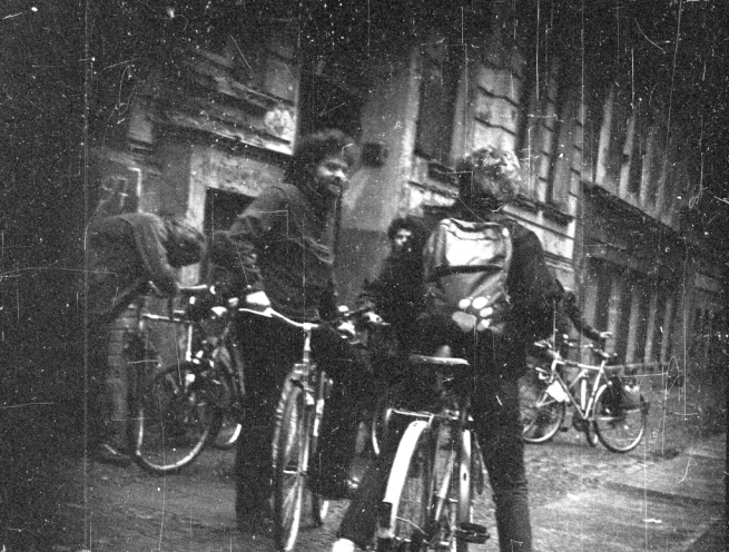 Das MfS observiert mit versteckter Kamera Carlo Jordan - Objekt "Fluß" – bei der Fahrradtour „Herbstfahrt“ am Treffpunkt der Teilnehmerinnen und Teilnehmer in der Fehrbelliner Straße. Quelle: Bundesarchiv/Stasi-Unterlagen-Archiv, BStU-Kopie: HA...