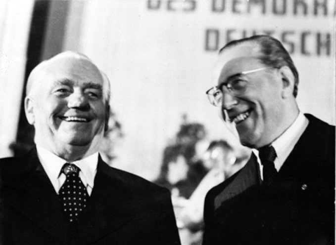Wenige Wochen nach der Gründung der Bundesrepublik Deutschland proklamiert am 7. Oktober 1949 die vorläufige Volkskammer im Ostsektor von Berlin die Deutsche Demokratische Republik und setzt deren Verfassung in Kraft. Der ehemalige Vorsitzende der KPD,...