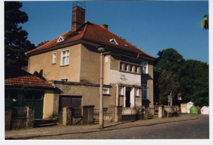 In der Fritz-Reuter-Straße 4 hat 1950 die Staatssicherheit in Güstrow ihren Sitz. Hier finden die ersten Verhöre der Oberschüler statt.