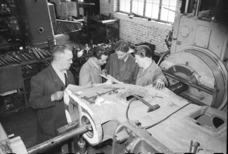 Im Fräsmaschinenwerk "Fritz Heckert" in Karl-Marx-Stadt, dem heutigen Chemnitz, werden den Werktätigen die neuen Normkarten erläutert.