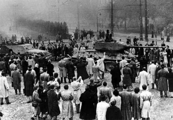 Panzer in Budapest: Nur der massive Einsatz Zehntausender sowjetischer Soldaten kann im Oktober 1956 den Sturz des kommunistischen Regimes in Ungarn verhindern. Ungarische Soldaten kämpfen auf beiden Seiten. Tausende Menschen kommen dabei zu Tode, darunter...