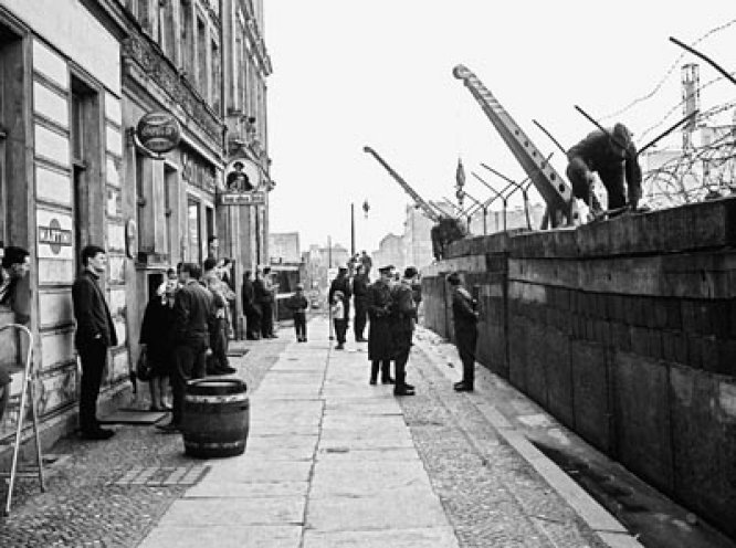 Ungläubiges Staunen in der Sebastianstraße: Bau der Mauer am 13. August 1961.