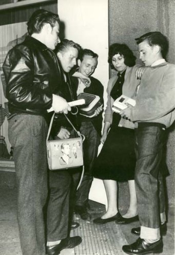 Jugendliche mit Kofferradio und James-Dean-Tasche in den 1950er Jahren.