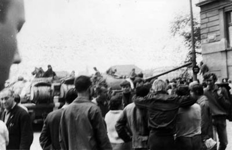 Zwei Jugendliche aus der DDR wollen sich den Prager Frühling aus der Nähe anschauen und geraten in den Strudel der Ereignisse. Sie fotografieren den Einmarsch der Warschauer-Pakt-Truppen in Prag. Auf abenteuerlichen Wegen schlagen sie sich zurück in...