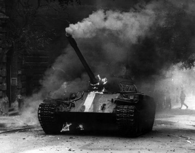 Ein brennender Panzer der Invasionstruppen in den Straßen von Prag.