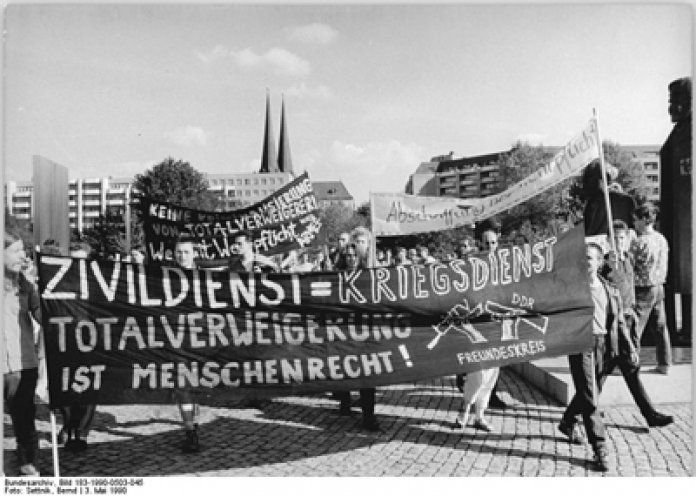 Am 3. Mai 1990 demonstrieren etwa 200 junge Männer und Frauen für die Abschaffung der Wehrpflicht, für eine DDR ohne Armee und ein entmilitarisiertes Deutschland. Quelle: Bundesarchiv/183-1990-0503-045/Bernd Settnick