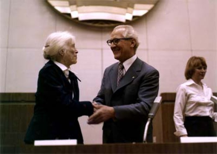 Staats- und Parteichef Erich Honecker gratuliert Anna Seghers am 26. Mai 1978 auf dem VIII. Schriftstellerkongress zur Wahl als Ehrenpräsidentin des Schriftstellerverbands. Quelle: Bundesarchiv/183-T0530-0410/Klaus Franke