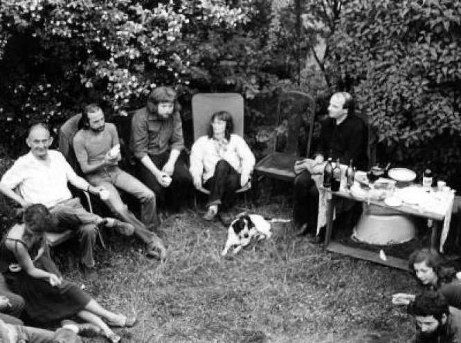 Robert Havemann darf endlich sein Haus verlassen: Treffen und Lesung bei Gerd Poppe in Woltersdorf, nach der Aufhebung des Hausarrests am 27. Juni 1981. V.l.n.r.: Karin Teichert, Robert Havemann, Reinhard Weißhuhn, Lutz Rathenow, Elke Erb, Gert Neumann,...