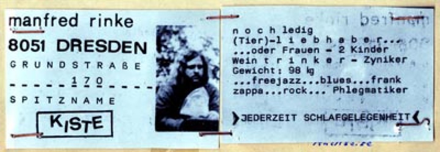 Visitenkarte von Manfred Rinke, der in der Tramperszene als „Kiste“ bekannt ist. Seine Wohnung in Dresden ist Anlaufstelle für Blueser aus der ganzen Republik. Manfred Rinke arbeitet aber auch als IM „Raffelt“ für die Stasi. Er berichtet jahrelang...