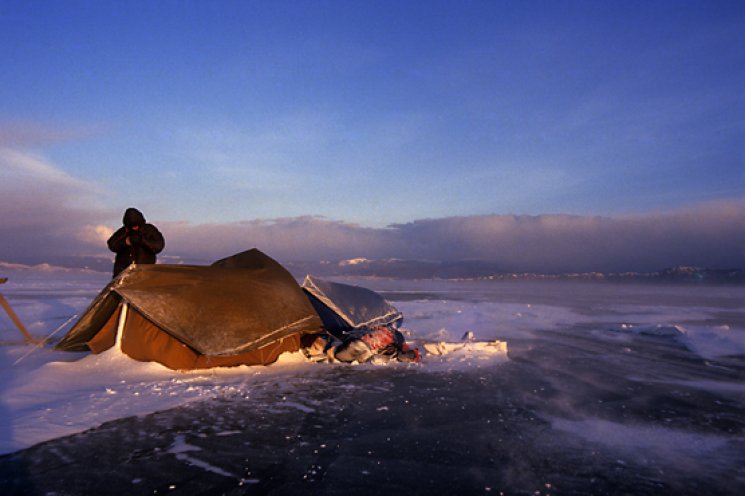 Übernachten bei Sturm und Kälte auf dem tiefsten und ältesten Süßwassersee der Welt.