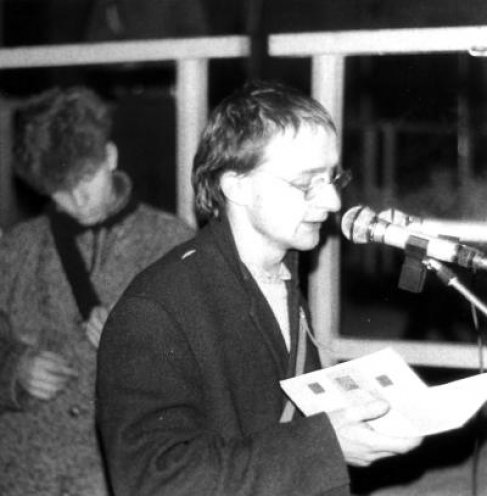 Thomas Pilz hält auf einer Demonstration im November 1989 auf dem Marktplatz von Zittau eine Rede.