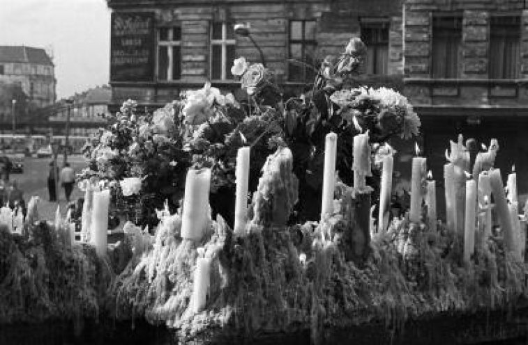 Kerzen als Symbol für den friedlichen Protest: Mahnwache auf dem Gelände der Gethsemanekirche für die Freilassung politisch Inhaftierter. Foto: Rolf Zöllner;