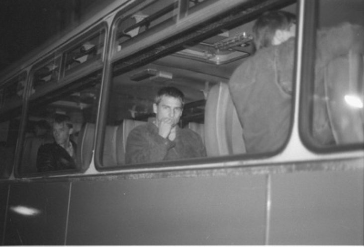 Die verhafteten Demonstranten werden in Busse gesetzt und in einen Garagenkomplex der Stasi außerhalb Berlins gefahren. Mit gespreizten Beinen und erhobenen Händen müssen sie stundenlang mit dem Gesicht zur Wand stehen bleiben. Wer vor Erschöpfung...