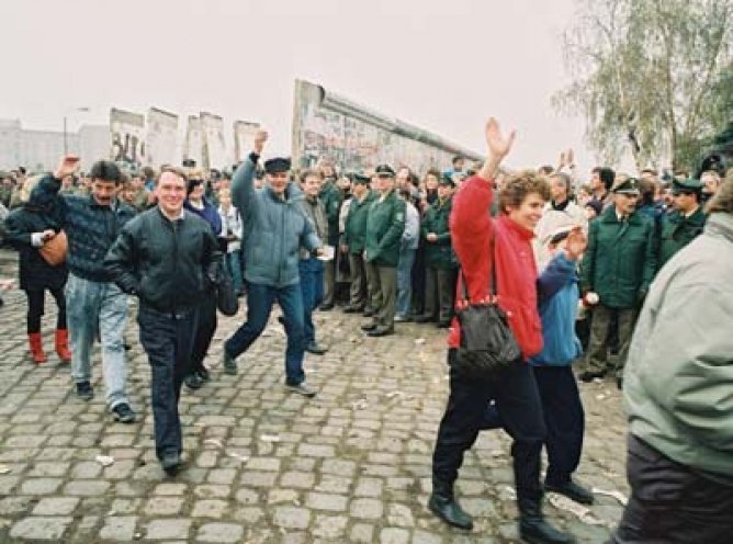 DDR-Bürger gehen über den neuen Grenzübergang Potsdamer Platz nach West-Berlin (12. November 1989).