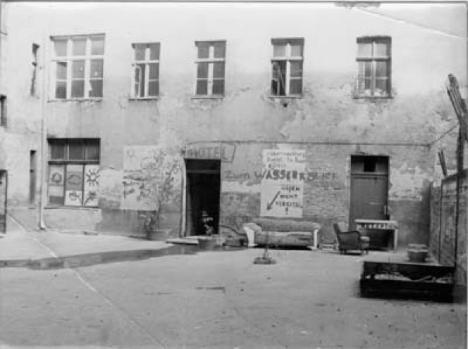 Berlin-Prenzlauer Berg, Hinterhof der Dunckerstraße 21 (1985). Im September 1982 bezieht Christian Halbrock illegal eine Wohnung in diesem Haus.