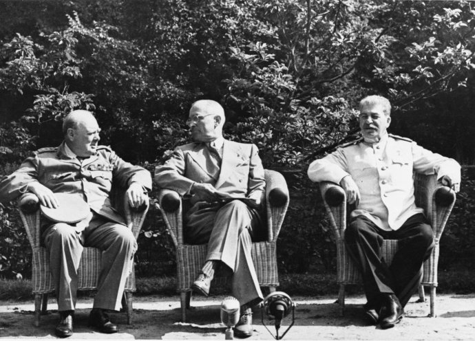 Vom 17. Juli bis 2. August 1945 treffen sich die Staats- und Regierungschefs der drei alliierten Siegermächte Sowjetunion, USA und Großbritannien im Potsdamer Schloss Cecilienhof, um über das künftige Schicksal Deutschlands und die Neuordnung Europas...