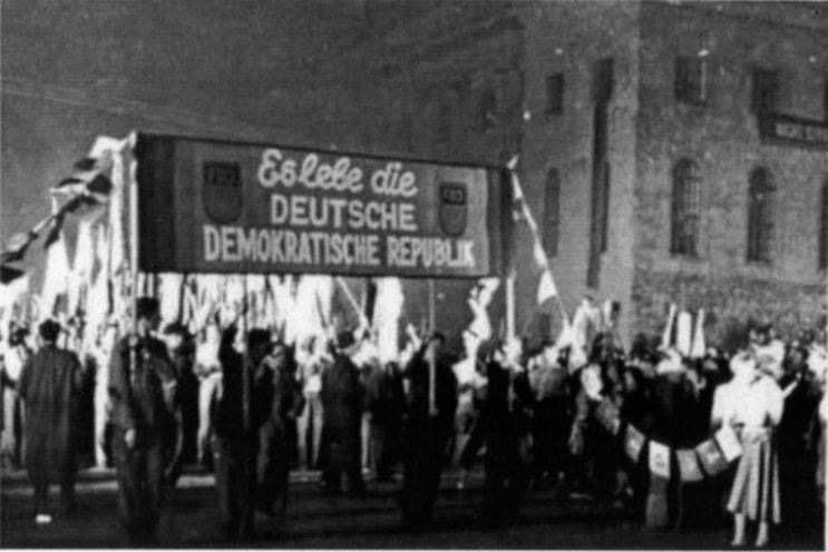 Wie bei den Nazis: Anlässlich der DDR-Gründung inszeniert die FDJ am Abend des 11. Oktober 1949 einen gewaltigen Fackelzug im Zentrum Berlins und bejubelt die provisorische Regierung der DDR. Dabei stört es SED- und FDJ-Führung nicht, dass dieser...