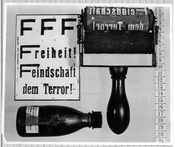 Starke Freunde: Die KgU stellt den Widerstandsgruppen in der DDR Walzen und Druckerfarbe zur Vervielfältigung von Flugblättern mit dem F-Symbol zur Verfügung. Quelle: BStU, MfS, AOP 28/52 Bd. 1