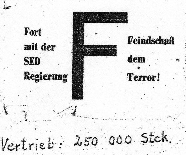 Fort mit der SED! Mit dem Aufruf, den Buchstaben F überall in der DDR anzubringen, initiiert die aus West-Berlin agierende KgU eine einfach umzusetzende Methode, gegen die unfreien DDR-Wahlen zu protestieren. Als Aufschrift auf Wänden oder Flugzetteln...