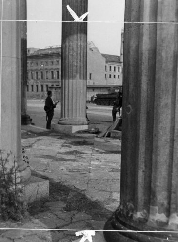 Sowjetische Panzer und Volkspolizisten am Brandenburger Tor. Quelle: AdsD der Friedrich-Ebert-Stiftung