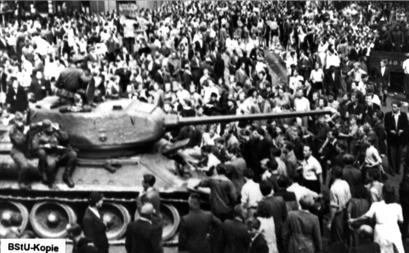 Panzer in der Innenstadt von Jena: Am frühen Nachmittag des 17. Juni 1953 rücken erste sowjetische Truppen ein. Die Demonstranten versuchen sich zu wehren, indem sie Barrikaden und Sitzblockaden errichten. Sie können die Soldaten aber nur kurze Zeit...