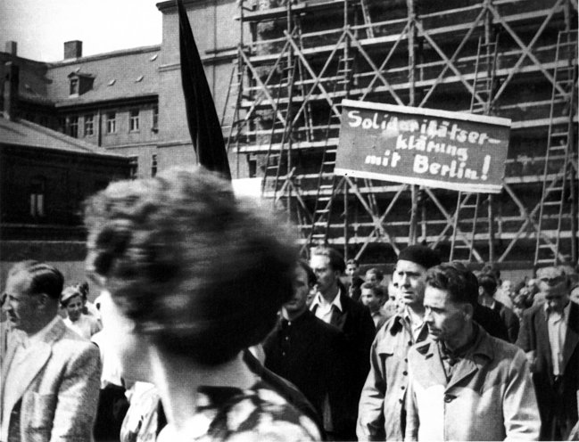 Als hätten alle nur darauf gewartet, aufzubegehren: In der ganzen DDR solidarisieren sich Demonstranten mit den Forderungen der Ost-Berliner Arbeiter. Im Bild: ein Demonstrationszug in Leipzig am 17. Juni 1953. Quelle: Robert-Havemann-Gesellschaft (BStU-Kopie)
