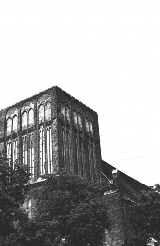 Greifswald um 1955: die Jakobikirche nach dem Feuer. Die Brandursache ist bis heute nicht geklärt. Nach einem amtlichen, von der Kirchenverwaltung akzeptierten Gutachten, hatte ein überhitzter Ofen den Brand entfacht. Quelle: Bildarchiv Foto Marburg