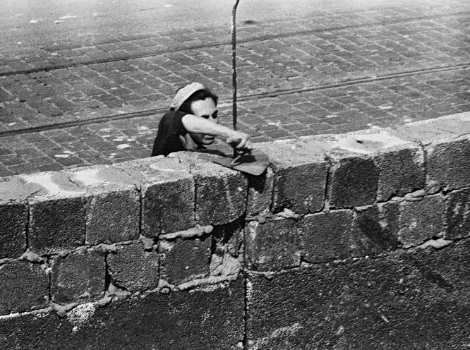 Ostberliner Bauarbeiter ziehen am 13. August 1961 die Mauer hoch. Quelle: REGIERUNGonline/Wolf