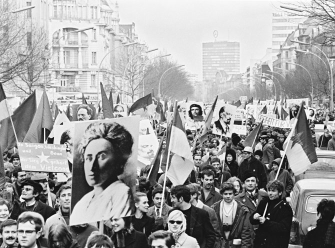 Am Tag des internationalen Protestes gegen den Krieg in Vietnam (21. Oktober 1967) demonstrieren über 10.000 Menschen auf dem Kurfürstendamm in West-Berlin. Quelle: REGIERUNGonline