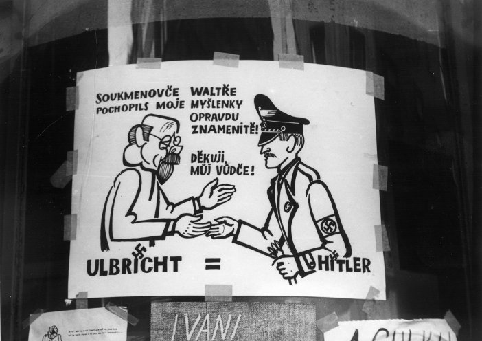 Viele Tschechoslowaken vergleichen den Einmarsch der Warschauer-Pakt-Truppen im August 1968 mit der Besetzung ihres Landes durch die deutsche Wehrmacht 1938. Protestplakat in Prag: Adolf Hitler zu Walter Ulbricht: „Mensch Walter, du hast meine Gedanken...