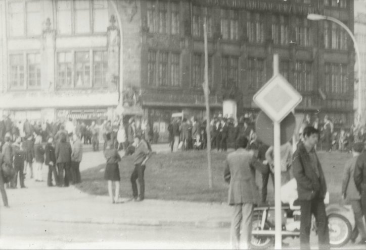 Immer mehr Jugendliche zieht es in Richtung Mauer zum Springer-Hochhaus. Polizei und Staatssicherheit versuchen die Jugendlichen aufzuhalten. Es kommt zu Verhaftungen und Prügelszenen. Doch viele der Stones-Fans können die Polizeisperren überwinden...