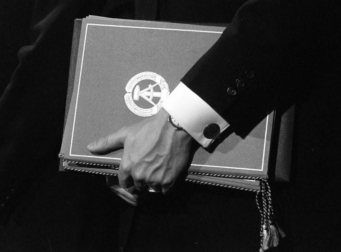 DDR-Umschlag vom Grundlagenvertrag zwischen der Bundesrepublik und der DDR. Quelle: REGIERUNGonline/Ulrich Wienke