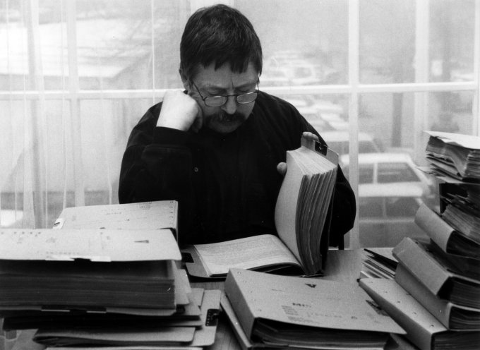 Jahrzehntelang hat die Staatssicherheit Wolf Biermann bespitzelt. Nach der Verabschiedung des Stasi-Unterlagen-Gesetzes im November 1991 kann er nun im Januar 1992 erstmals seine Akten einsehen. Quelle: Robert-Havemann-Gesellschaft/Peter Wensierski /...