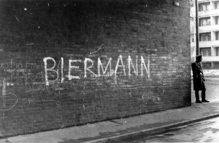 Am 24. November 1976 entdeckt und fotografiert die Stasi „Biermann“ in einem Torbogen Passendorfer Straße, Ecke Paul-Suhr-Straße in Halle. Allein der Name ist den Herren vom MfS ein Dorn im Auge. Schließlich ist Wolf Biermann in kurzer Zeit zum...