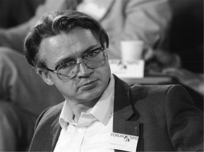 Endlich frei: Im Zuge einer Amnestie zum 30. Jahrestag der DDR und nach internationalen Protesten wird der Systemkritiker Rudolf Bahro 1979 aus dem Gefängnis entlassen. Nach seiner Ausbürgerung in die Bundesrepublik engagiert sich Rudolf Bahro weiterhin...