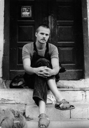 Michael Blumhagen 1980/81 vor seinem Haus in Graitschen. Seit 1977 lebt und arbeitet er in diesem Haus, das ein beliebter Treffpunkt kreativer und künstlerisch begabter junger Menschen ist. Quelle: Robert-Havemann-Gesellschaft / RHG_Fo_HAB_12107