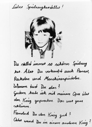 Protestpostkarte gegen die Militarisierung im Kinderzimmer, die 1983 angefertigt und in der DDR verschickt wird. Kriegsspielzeug gilt in der DDR-Bildungspolitik als pädagogisch wertvoll. Quelle: Robert-Havemann-Gesellschaft