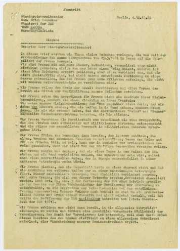 Gemeinsames Plädoyer: 150 Frauen protestieren bei Erich Honecker gegen das neue Wehrdienstgesetz, nach dem im Mobilmachungsfall nun auch Frauen zur Landesverteidigung eingezogen werden können (12. Oktober 1982). Quelle: Robert-Havemann-Gesellschaft,...