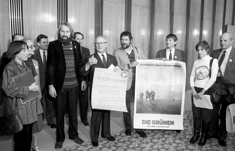 Am 31. Oktober 1983 empfängt Erich Honecker die unbequemen Bundestagsabgeordneten der Grünen. (v.l.n.r.): Antje Vollmer, Gustine Johannsen, Lukas Beckmann, Erich Honecker (SED), Dirk Schneider, Otto Schily, Petra Kelly, Gerd Bastian. Quelle: Archiv...