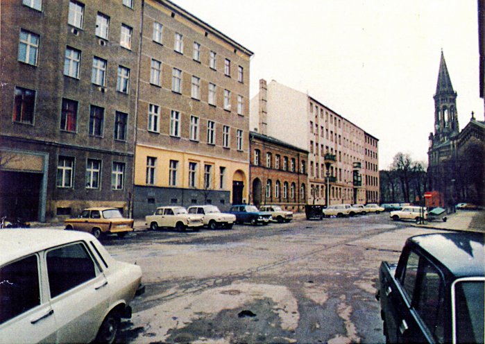 Berlin 1987, Observationsfoto des MfS, Wolliner Straße Ecke Griebenowstraße, Blick auf das Pfarrhaus indem sich die Umwelt-Bibliothek befindet sowie zur Zionskirche. Quelle: BStU, MfS, Ast Berlin, Abt. XX 2740