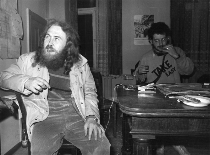 Wolfgang Rüddenklau (links) kurz nach seiner Haftentlassung am 27. November 1987. Im Hintergrund das Kontakttelefon der Mahnwache für die Inhaftierten der Umwelt-Bibliothek. Quelle: Robert-Havemann-Gesellschaft/Ann-Christine Jansson