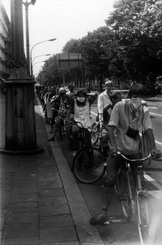 Am 4. Juli 1982 organisieren Jugendliche die erste Fahrraddemonstration durch die Ostberliner Innenstadt. Sie machen damit auf die fortschreitende Umweltzerstörung und Luftverschmutzung in der DDR aufmerksam. Auf der Straße Unter den Linden binden sie...