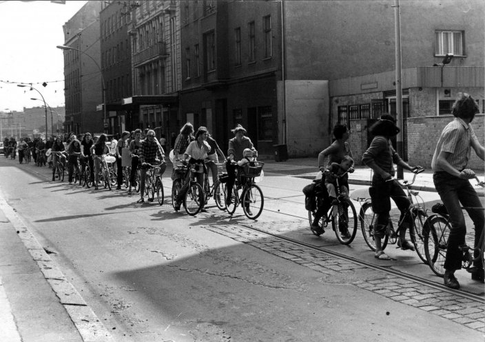 Am 4. Juli 1982 organisieren Jugendliche die erste Fahrraddemonstration durch die Ostberliner Innenstadt. Sie machen damit auf die fortschreitende Umweltzerstörung und Luftverschmutzung in der DDR aufmerksam. Die mobile Demo beginnt im Bezirk Prenzlauer...