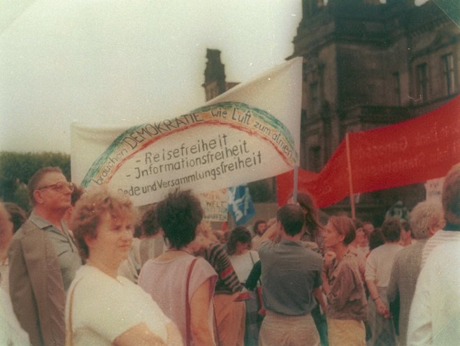 Die Stasi observiert die Teilnehmer der Abschlusskundgebung des Olof-Palme-Friedensmarsches am 18. September 1987 in Dresden. Quelle: BStU, MfS, BV Ddn. 7634/Fo